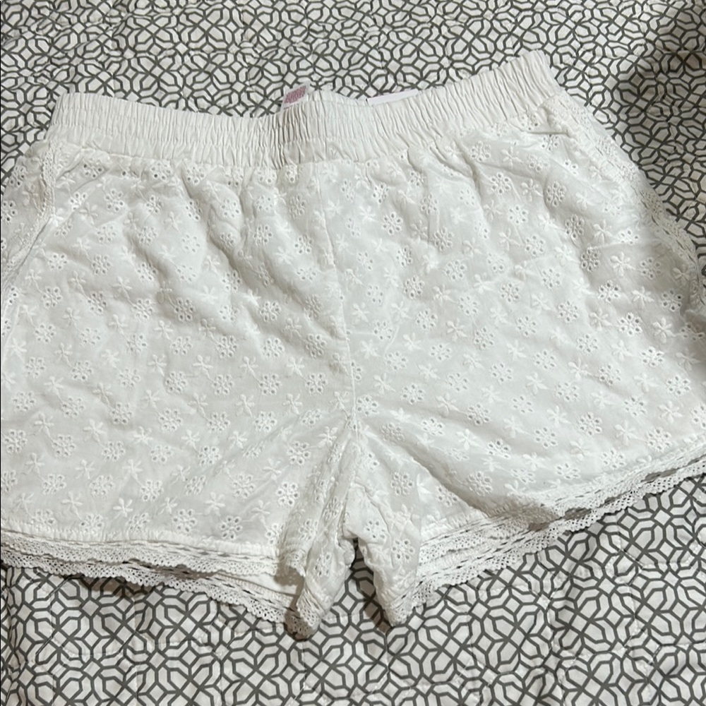 🔥White Eyelet Lace Shorts